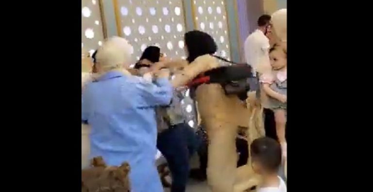 بالفيديو: إشكال بين أمهات في مدرسة بالشمال