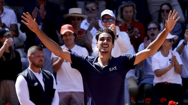 سونيغو ينتفض ليطيح بروبليف من رولان غاروس