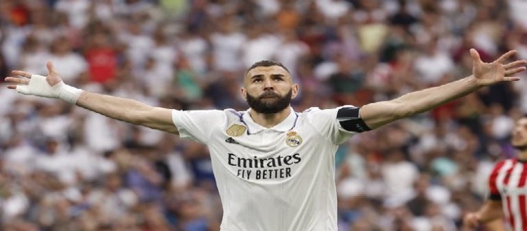 بنزيما يودع فريقه بهدف أخير