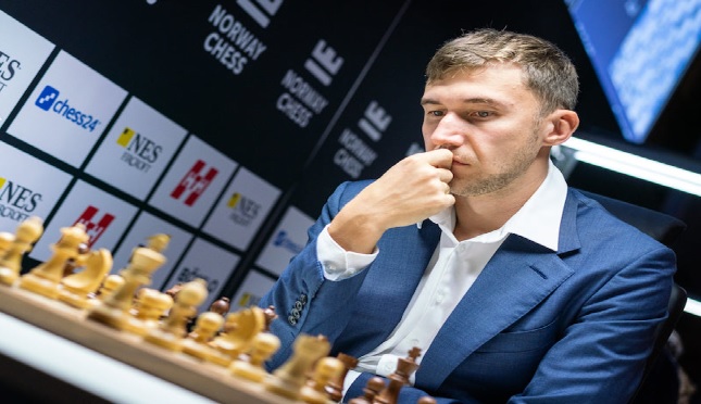 بطل الشطرنج الروسي كارياكين يقاطع كأس العالم المقبل
