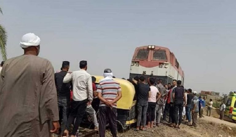 بالصور: وفاة 6 أشخاص باصطدام قطار ومركبة في مصر