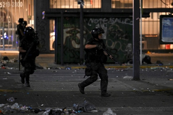 بالفيديو: إصابة عشرات المحتجّين في الأرجنتين جرّاء إشتباكات مع الشرطة