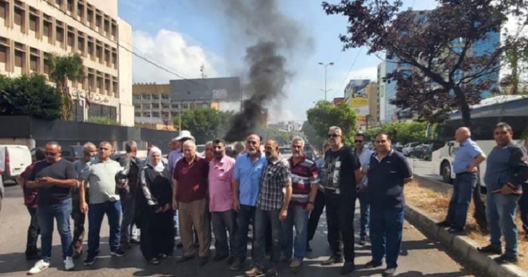 قطع الطريق أمام مصرف لبنان في طرابلس