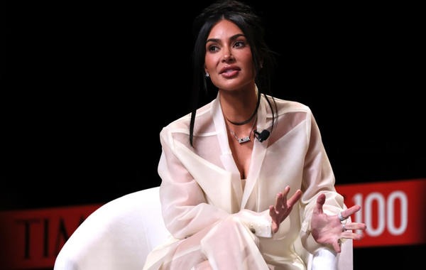 بالفيديو.. كورتني كارداشيان لزوجها: “ترافيس أنا حامل”