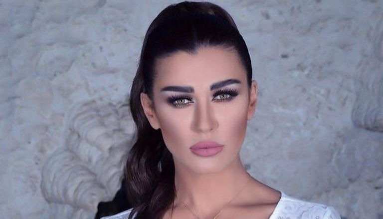 بالصور.. نادين الراسي تغني وترقص مع صديقها الطبيب