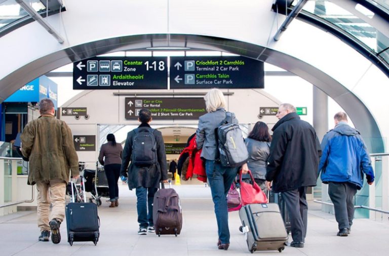 تحذير من إرتداء الأحذية الرياضية في المطارات!