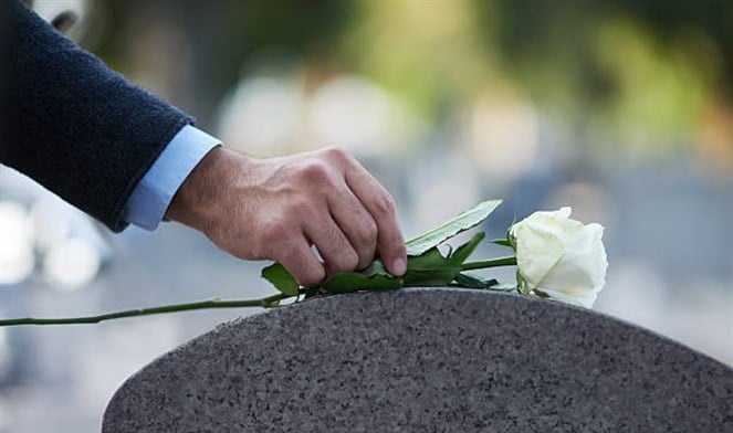 أقام جنازته قبل وفاته!