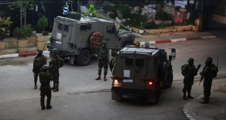 حملة اعتقالات واسعة في الضفة الغربية طالت 120 فلسطينياً