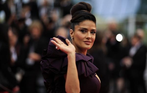 بالصورة.. سلمى حايك تصدم جمهورها: “هذه أنا”