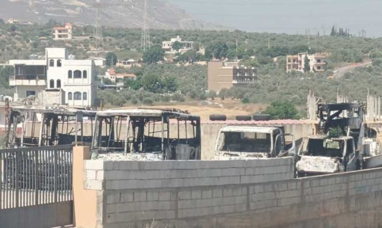 إحراق حافلات مدرسة يملكها المتهم بقتل الشيخ الرفاعي في القرقف