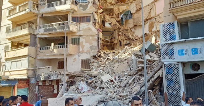 بالفيديو.. إنهيار مبنى في الإسكندرية وضحايا تحت الأنقاض