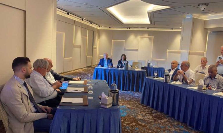 جنبلاط يلتقي وفداً من عرب 48