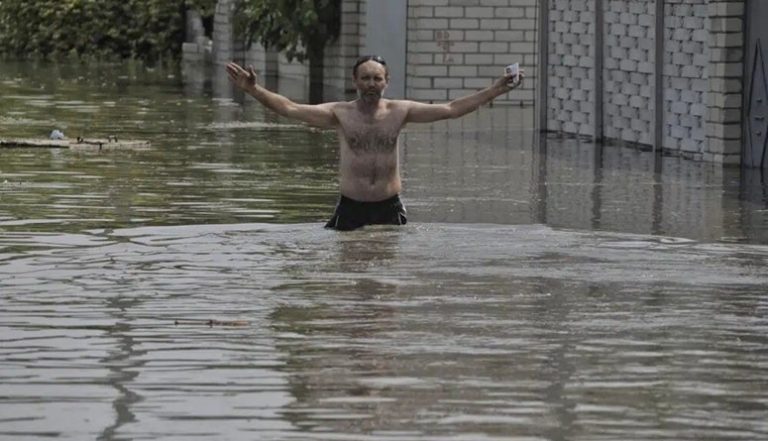 بالفيديو.. قتلى في فيضانات ناتجة عن تدمير سد كاخوفكا