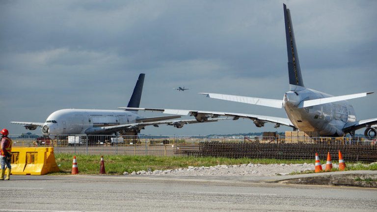 بالفيديو: إصطدام طائرتين في مطار ياباني!