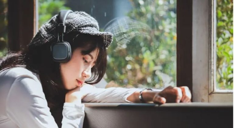 رغم كرهنا للحزن.. ما الذي يدفعنا للإستماع للأغاني الحزينة؟