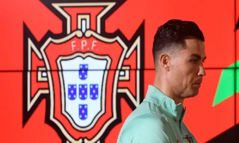 بالفيديو.. إقتحم الملعب وعانق رونالدو وحمله