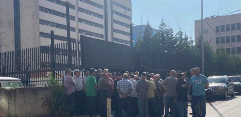 العسكريون المتقاعدون يعتصمون في طرابلس