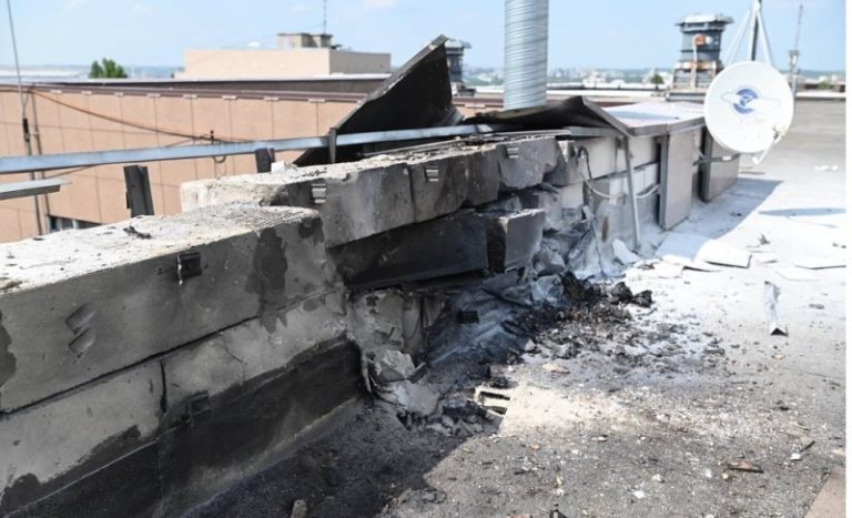 بالصور.. سقوط مسيرة على بناء تجاري في روسيا