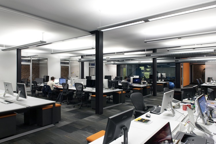 بسبب دخوله المتكرر للحمّام.. شركة تطرد موظفاً من عمله!