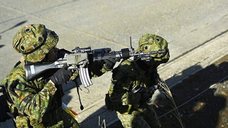 بالفيديو.. مجند يفتح النار في اليابان وسقوط إصابات