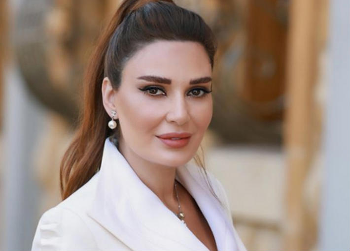 بالصورة: ماكياج جريء لسيرين عبد النور في فيديو كليب “هزهزة”