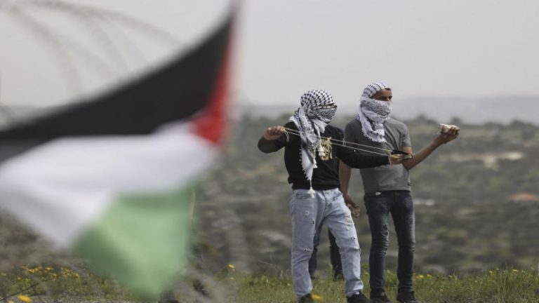 إصابة 5 مستوطنين رشقاً بالحجارة