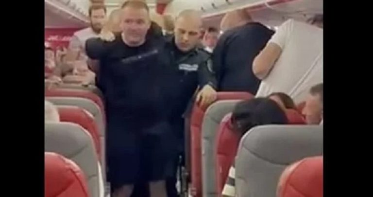 بالفيديو: راكب مخمور يثير الرعب بين ركاب طائرة