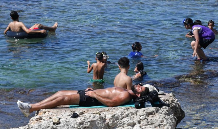 بالصور- هرباً من الطقس الحار.. اللبنانيون يلجأون إلى الشاطئ