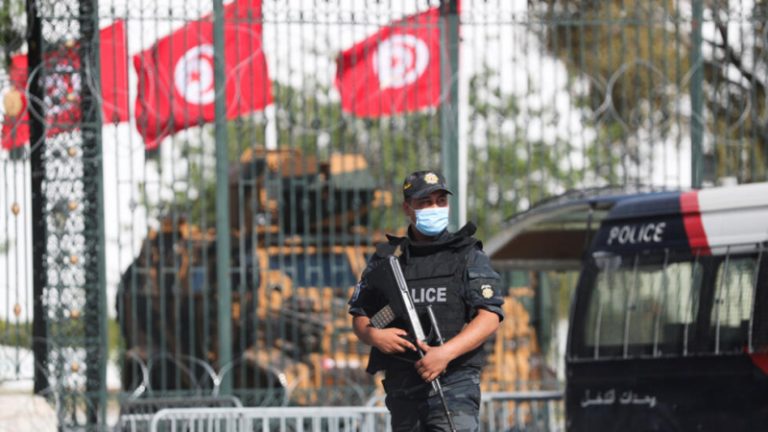 تونسي يقتل زوجته بسبب “خيانته في واتس آب”!