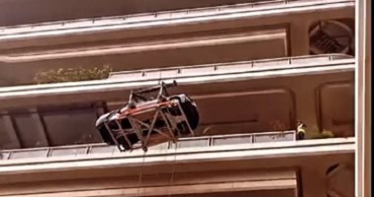 بالفيديو: ملياردير صيني يضع سيارته في شرفة شقته بالطابق الـ 44!