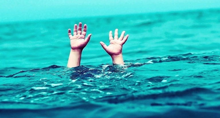 غرق طفل في مسبح بالمنيه