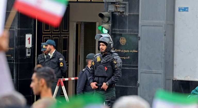 مقتل ضابطين باشتباك مسلح في إيران