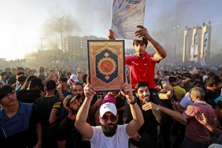 بعد إحراق سفارة السويد في بغداد.. رجل يدوس على المصحف