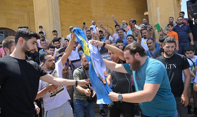 بالصورة.. حرق علم السويد و”إسرائيل” عقب صلاة الجمعة في وسط بيروت