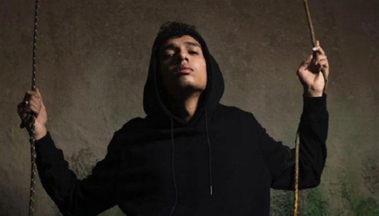 بالصور.. سخرية من “المطرب المحجب”!