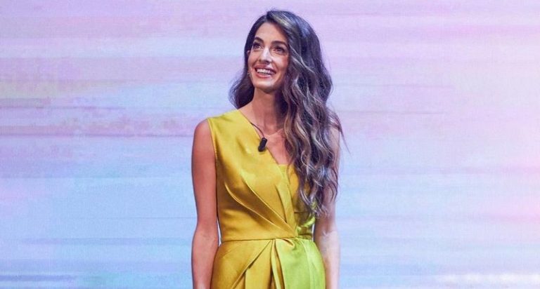 بالصور.. أمل كلوني بـ”جمبسوت” من توقيع رامي العلي