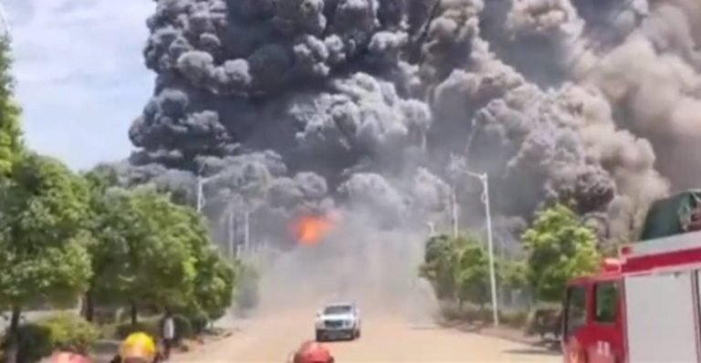 بالفيديو.. انفجار في مصنع كيميائيات في الصين