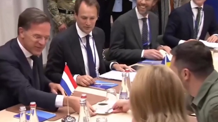 بالفيديو.. جدلٌ بسبب فنجان قهوة في قمة الناتو