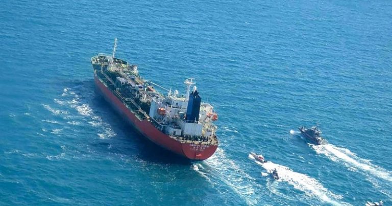 إيران تحتجز ناقلة نفط أجنبية في الخليج لتهريبها الوقود