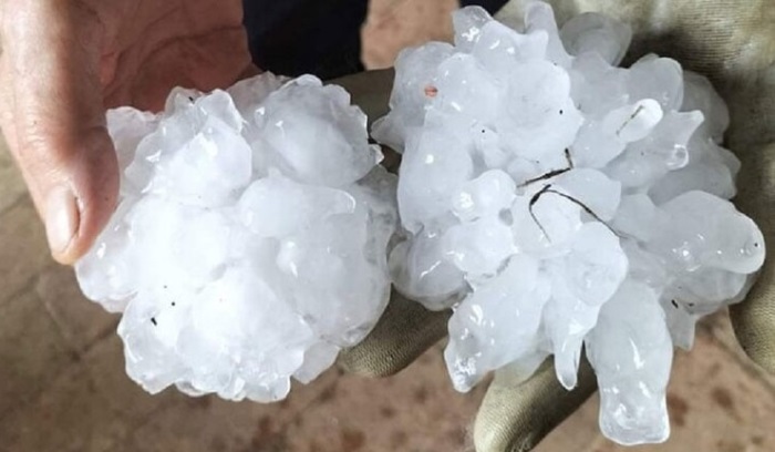 110 إصابات بحبّات البرد!