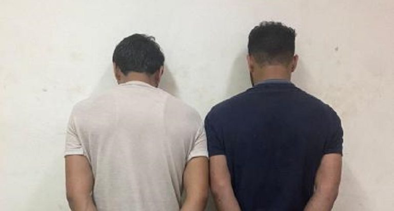 سرقا مستودع أخشاب.. ووقعا بقبضة الأمن