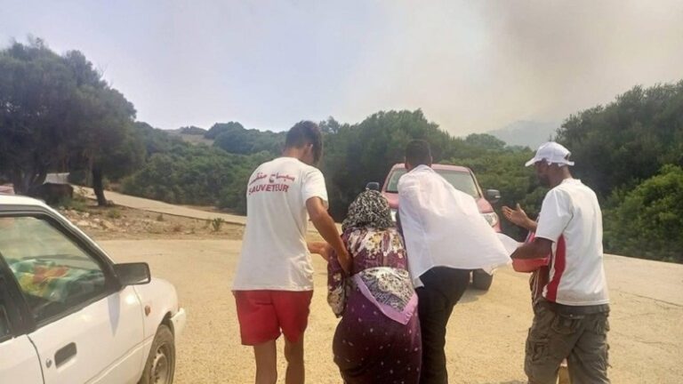 إغلاق المعابر الحدودية بين تونس والجزائر بعد اندلاع الحرائق