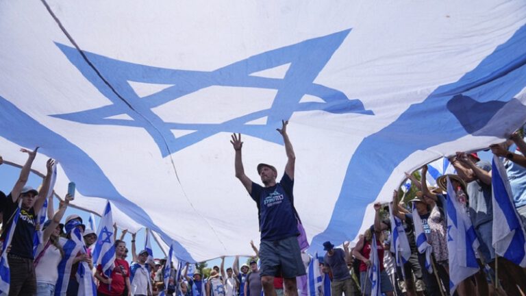 “بلومبيرغ”: التعديلات القضائية تضر بالاقتصاد “الإسرائيلي”