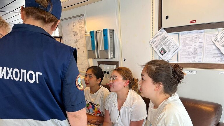 بالفيديو: إنقاذ 3 فتيات قضين الليل على فراش هوائي بالبحر