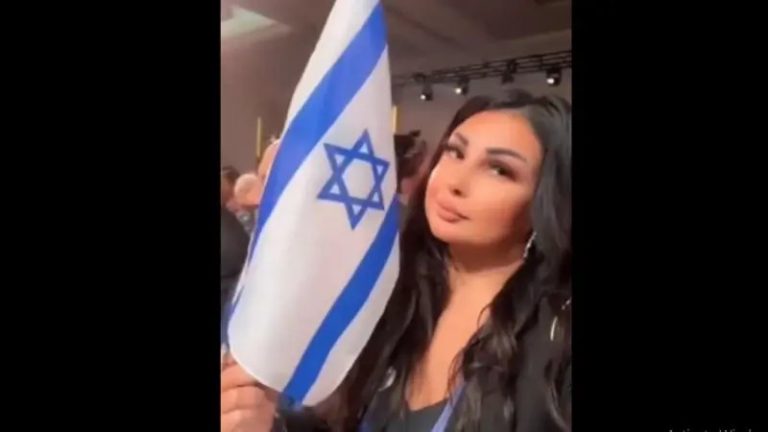 معلوف تشارك في مؤتمر يدعم العدو الإسرائيلي.. وتلوّح بعلم الاحتلال!