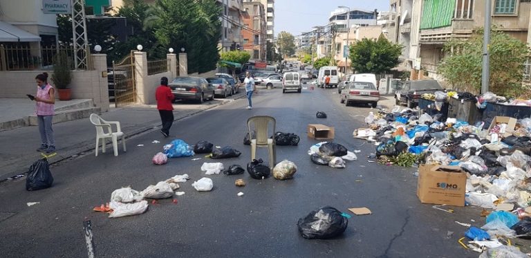 قطع طريق عام الهلالية بالنفايات