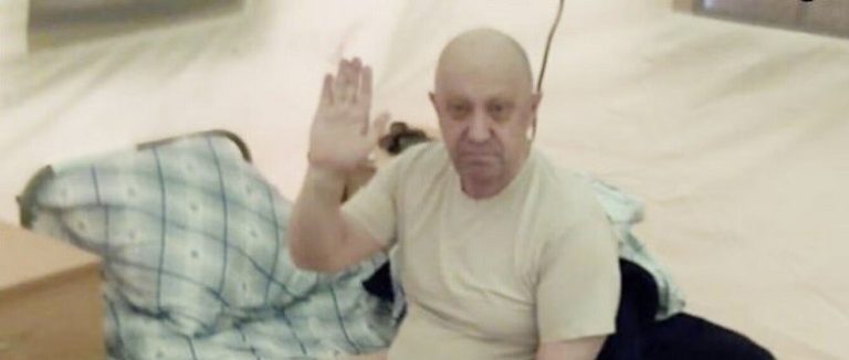 بالصورة.. زعيم “فاغنر” بالملابس الداخلية في “منفاه”؟!