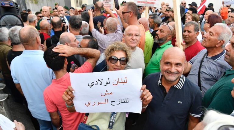 بالصور.. وقفة احتجاجية لمناصري “الوطني الحر” رفضاً لتوطين النازحين