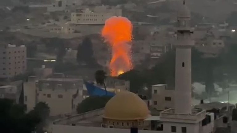 بالفيديو.. لحظة تفجير آلية “اسرائيلية” في مخيم نور شمس