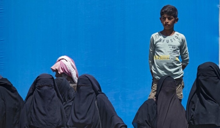 فرنسا تستعيد نساءًا وأطفالاً من مخيمات في سوريا